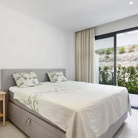 Exclusive With Garden In Higueron Apartment *