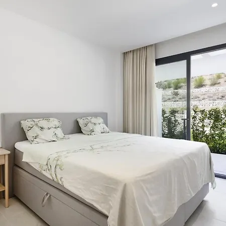 Apartment Exclusive With Garden In Higueron