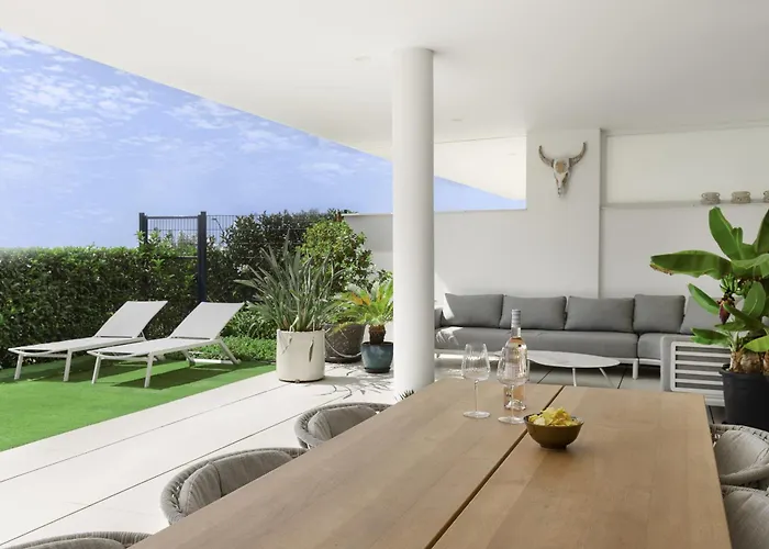 Exlusive With Garden In Higueron Fuengirola